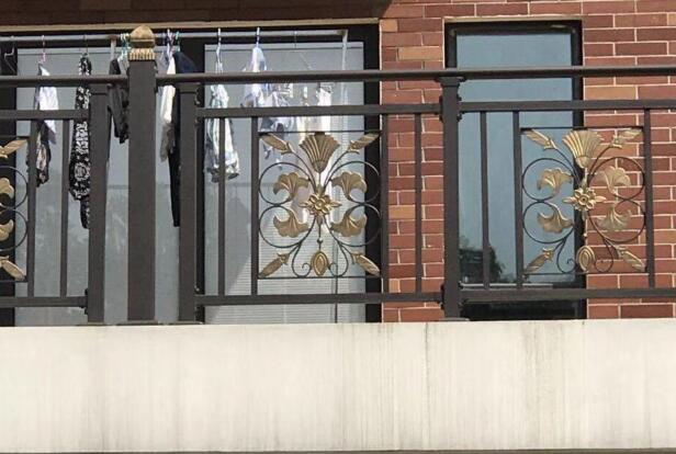 铝艺围栏型材中的铝花安装效果非常逼真(图1)